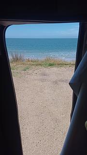 Estacionamento em frente à praia