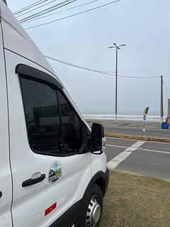 Estacionamento em frente à praia
