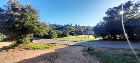 Estacionamento em frente a represa
