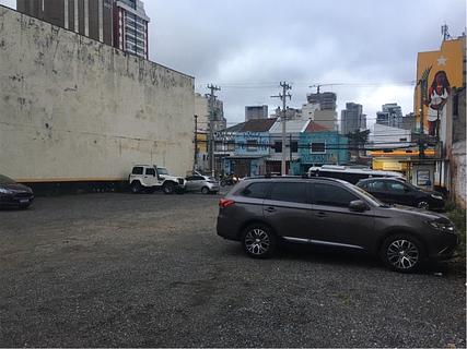 Estacionamento grande perto do metrô