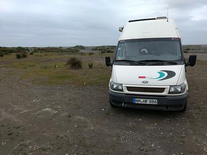 Estacionamento grande na praia