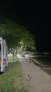 Estacionamento na margem do rio