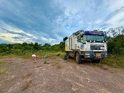 Estacionamento noturno ao lado da estrada