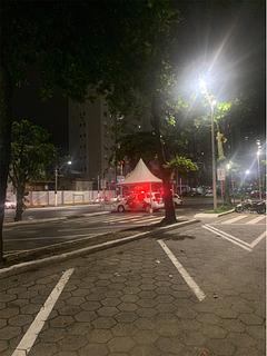Estacionamento em frente aos prédios
