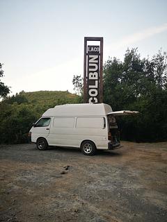 estacionamento público ao lado do lago