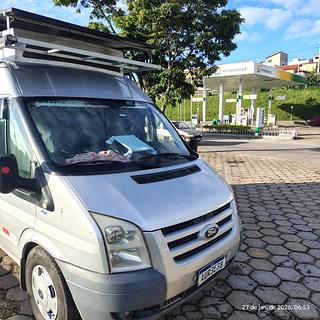 Estacionamento público em frente ao posto de gasolina Petrobras