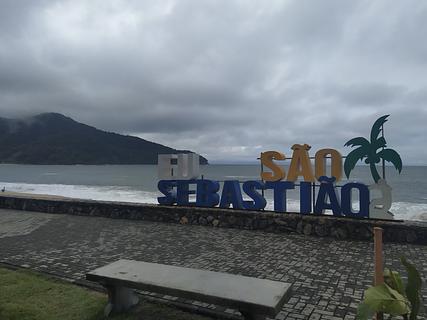 Estacionamento em frente à praia