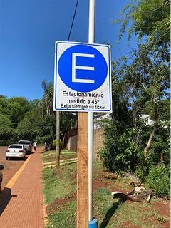 Estacionamento na rua.