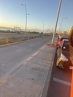 Estacionamento na rua ao lado da praia