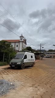 Estacionamento na rua em frente à igreja