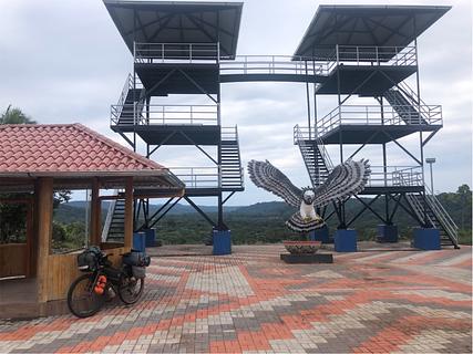 Estacionamento na rua perto do mirante