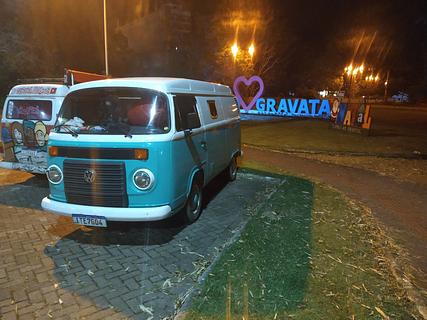 Estacionamento na rua perto da placa da cidade de Gravatal