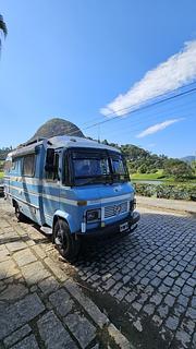 Estacionamento na rua em Quitandinha