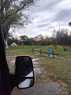 Estacionamento Unzue Park em frente à Hostería Papaya