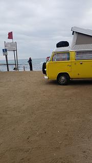 Estacionamiento al costado de playa