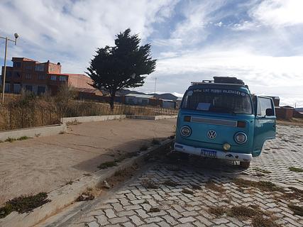 Estacionamiento al lado de la plaza