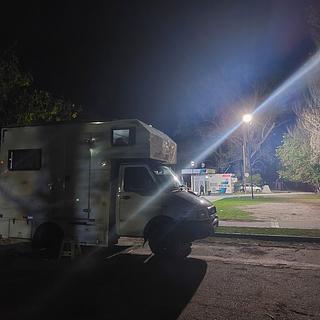 Estacionamiento al lado de Policía