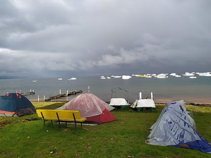 Estacionamiento junto al Lago Titicaca