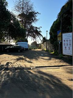 Estacionamiento pequeño para iniciar el sendero costero