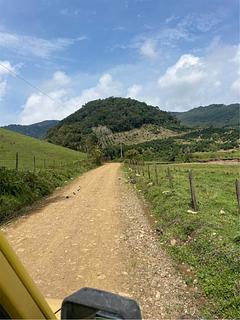 Estrada de cascalho/off-road para Jardín