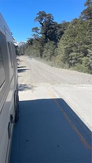 Estrada de cascalho com trechos íngremes