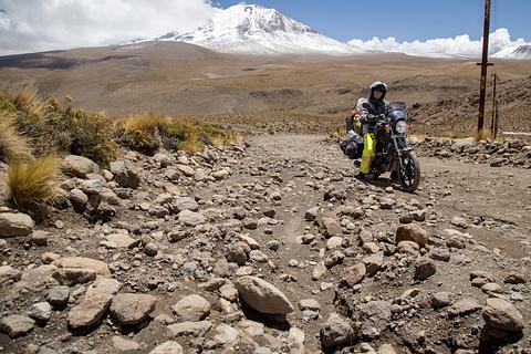 estrada cortada por queda de rocha