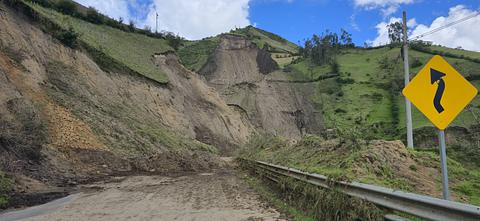Estrada fechada por deslizamento de terra