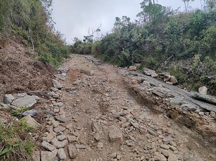 Estrada íngreme e acidentada