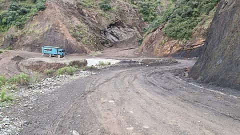 Estrada íngreme, sinuosa, estreita e enlameada!