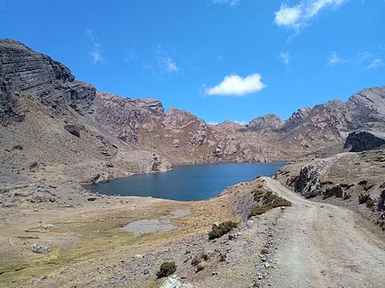 Estrada para Laguna Machu