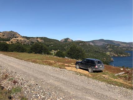 Estrada tranquila com vista para o lago