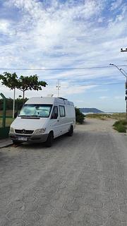 Fim de estrada ao lado da praia