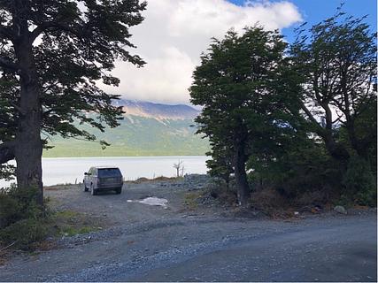 Fora da estrada, à beira do lago