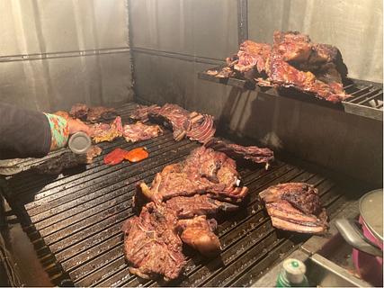 Frango, Lhamas e Salsichas assando do lado de fora, comida dentro!