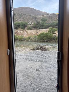 grande área plana ao lado do rio