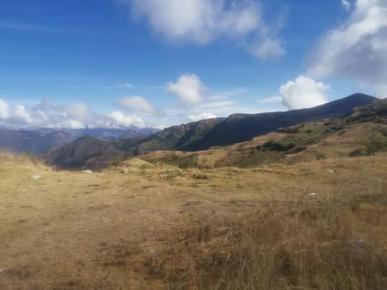 Grande campo para acampar e dormir.