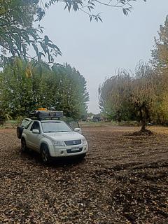 Grande campo de terra plano