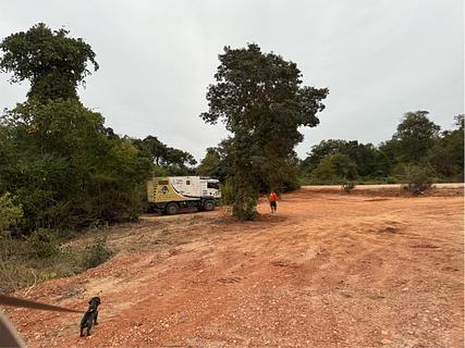 Grande espaço plano ao lado da estrada