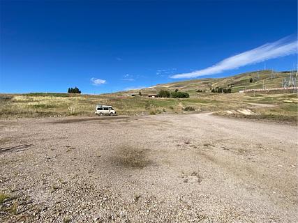 grande lote de cascalho / campo de futebol