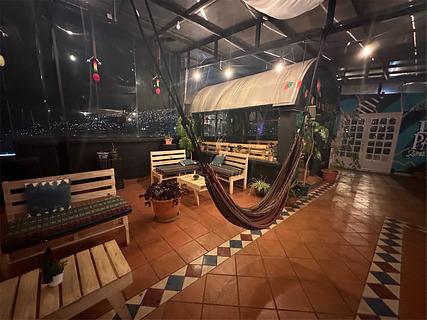 Hostel com terraço, com estacionamento para vans!