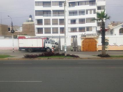 Huancacho Stellplatz em frente a um hotel