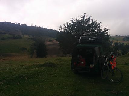 Igrejinha subindo a colina da Ponte de Boyacá