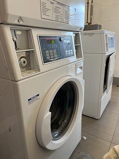 Lavanderia self service com máquinas de lavar e secar