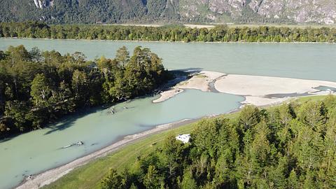 Lindas paisagens ao lado do Rio Baker