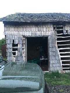 Local de acampamento selvagem à beira do lago com galpão/casa antiga