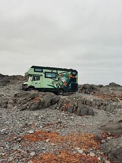 Local de Praia Rochosa Selvagem