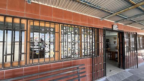 loja com bebidas geladas e lanches