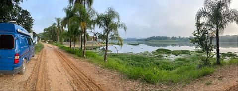 Lugar agradável ao lado de um lago de natação formal