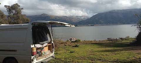 lugar bonito e tranquilo com vista para o lago