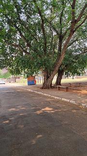 lugar muito tranquilo em frente à praça com energia